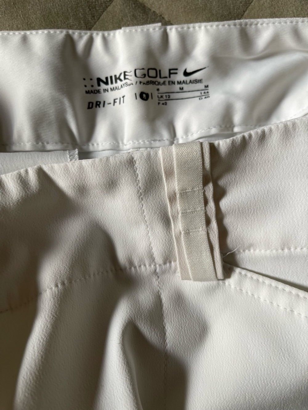 Nike ladies Golf pants
Size medium 
Inseam 15.5
Length 24.5
Waist 151/4”